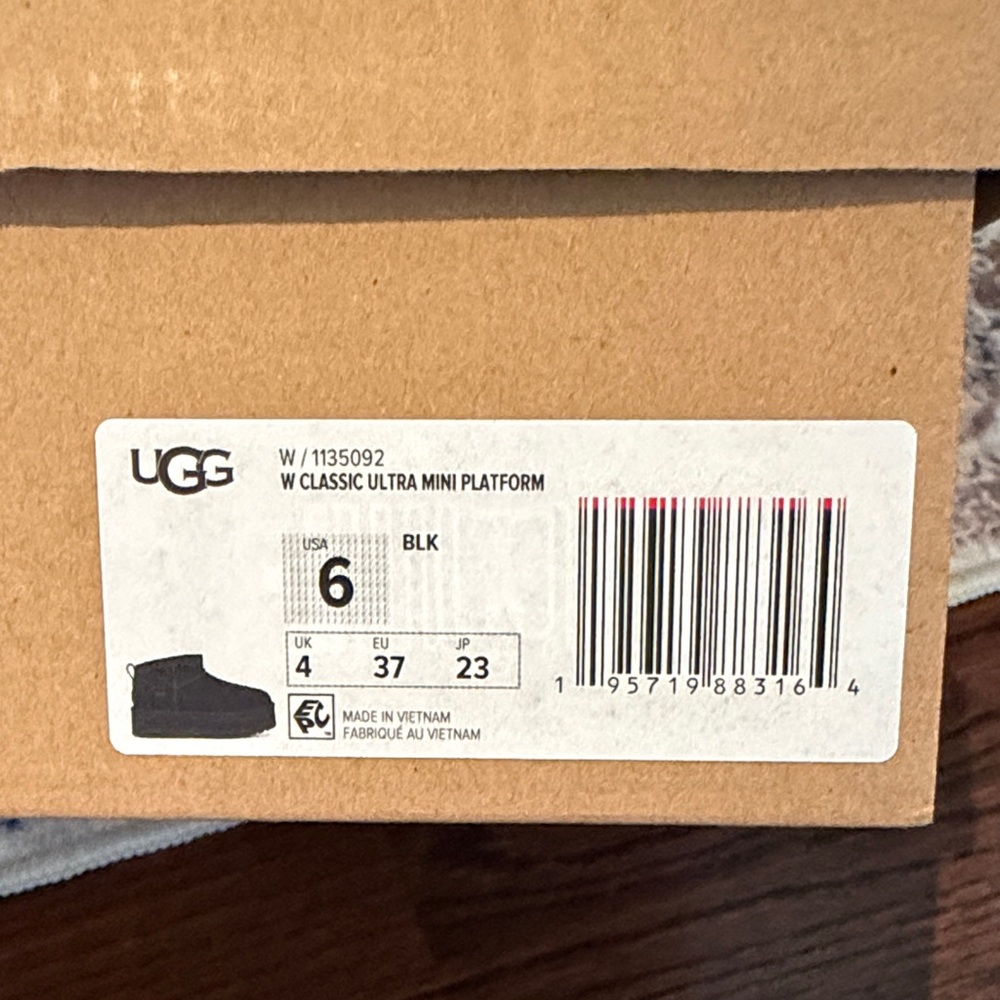 UGG Women's Classic Ultra Mini Platform - Black